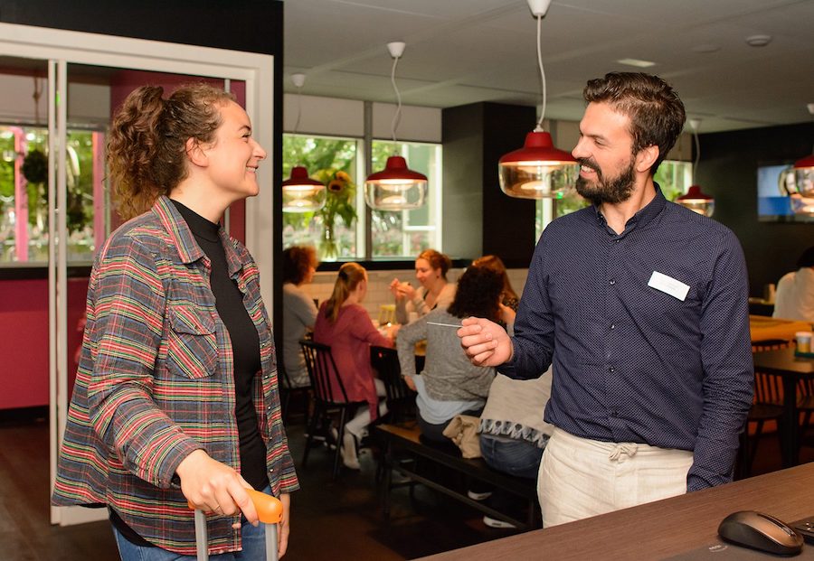 Exchange between guest and hotel staff - Qbic