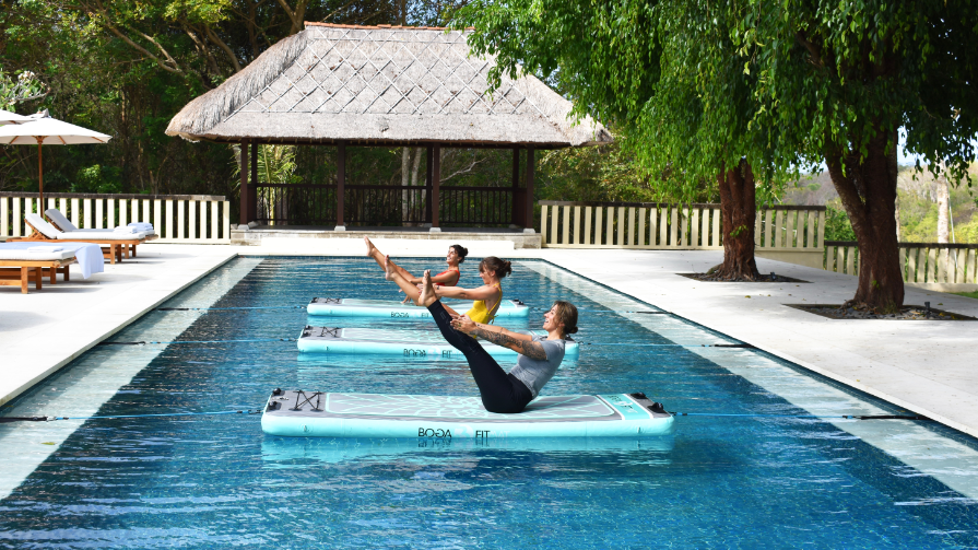 REVĪVŌ健康度假胜地巴厘岛池中提供运动,如瑜伽放松和放松